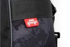 Fox Rage - Camo Rod Case Triple -Predator Fishing Rods Verkoopwinkel rage voyager rod bag rubber badge detail 4
